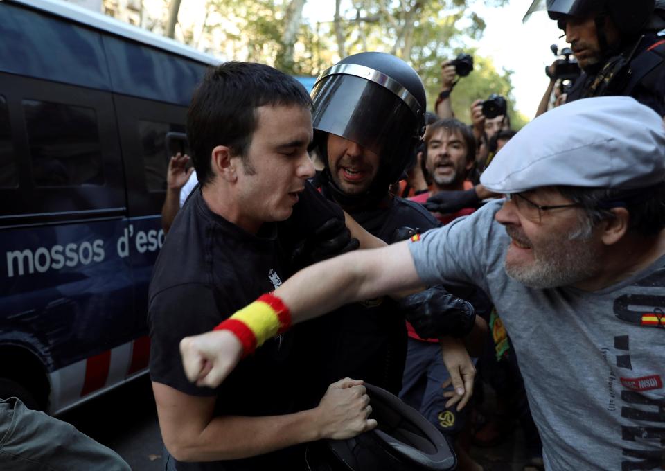  Police intervene as far right demonstrators and counter protesters scuffle on Las Ramblas