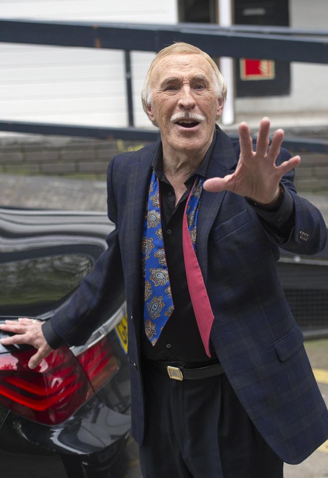  Bruce Forsyth's family have revealed the beloved star was too frail to say goodbye to his friend before he died