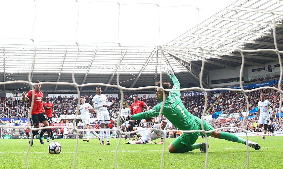  Pogba set up Martial for United's fourth against Swansea