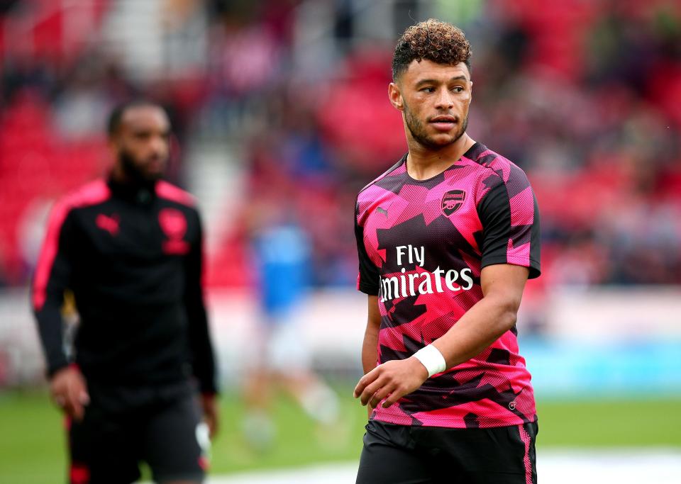  Chelsea are set to make a £35m bid for Arsenal's Alex-Oxlade Chamberlain