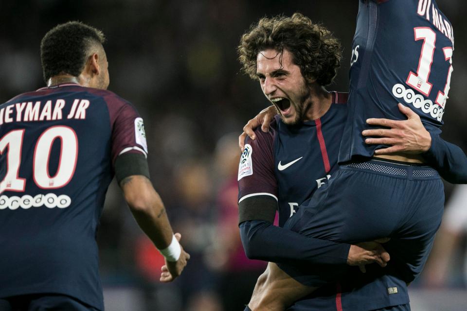  PSG midfielder Adrien Rabiot scored a screamer from distance