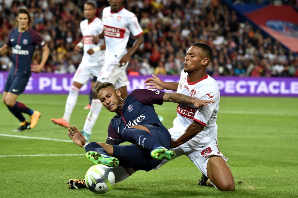  Neymar won a penalty using his dizzying skills