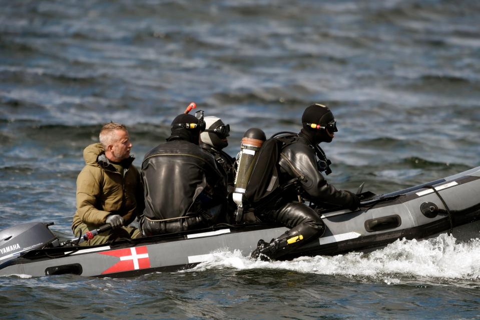  Divers from the Danish Defence Command went diving to look for the rest of Kim's body