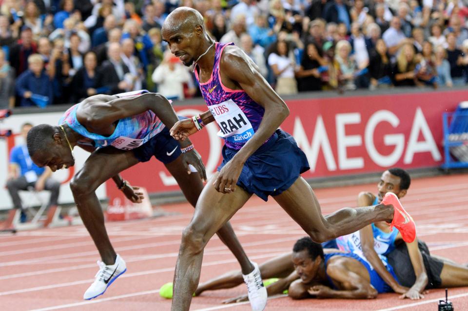  Brit Mo Farah dips for the win in a thrilling finish