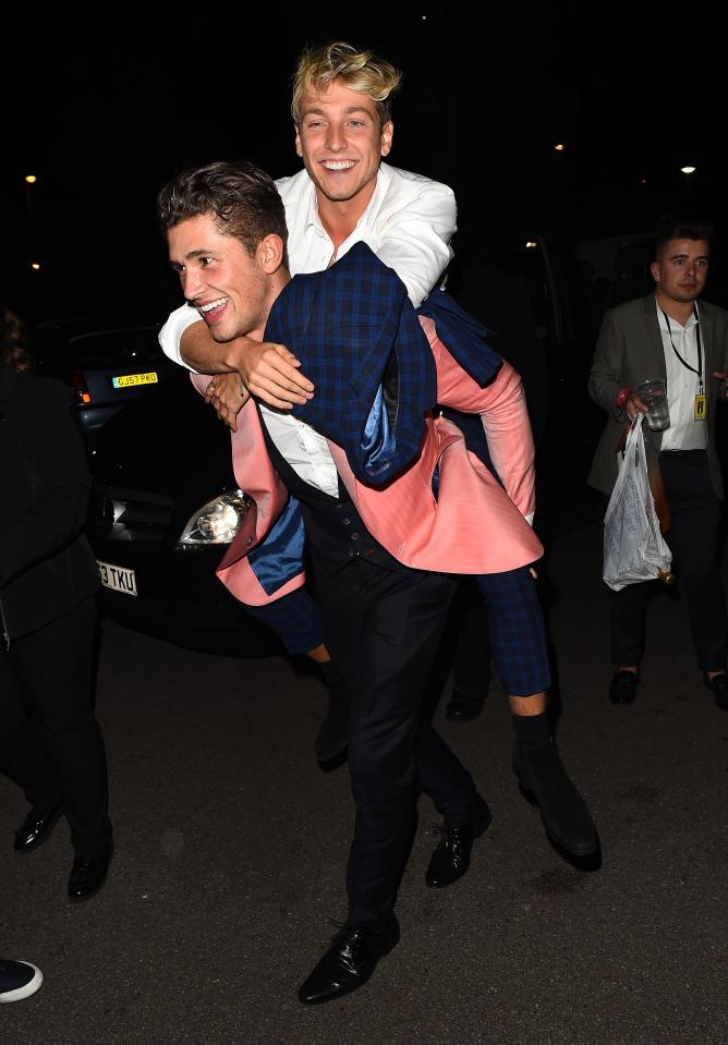  MIC hunk Sam Thompson hopped on the shoulders of house BFF Jordan Davies