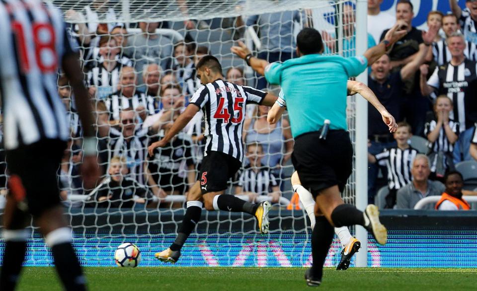  Newcastle hammered struggling West Ham 3-0