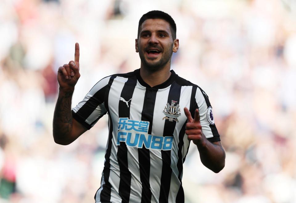  Aleksandar Mitrovic scored six minutes after catching Manuel Lanzini with an elbow