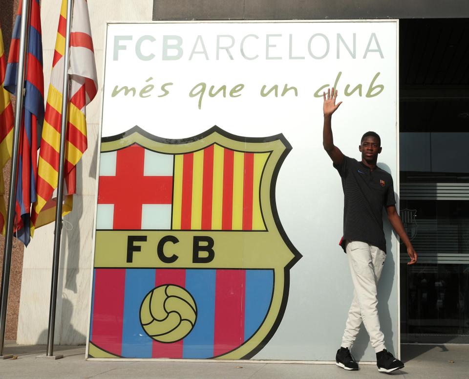  Ousmane Dembele waves to the crowd as he arrives at the Nou Camp