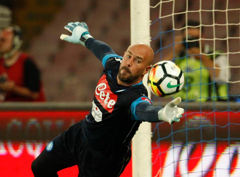  Benitez is hoping to beat PSG to Napoli goalie Pepe Reina