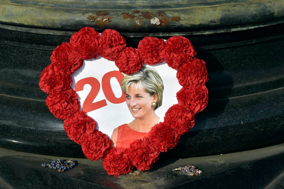 A fan of the princess placed a photograph of her in Paris to mark 20 years since she died