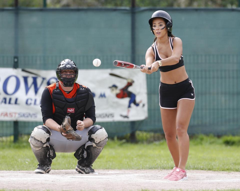  Yasmin flashed her trim midriff in a sexy black crop top and matching black shorts