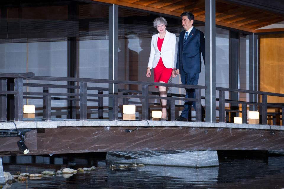  The two PMs arrive for dinner at the State Guest House in Kyoto