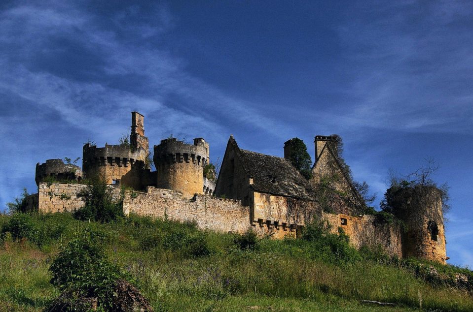  The castle, which is listed as a historical monument, has a dark past and is in a near-derelict state