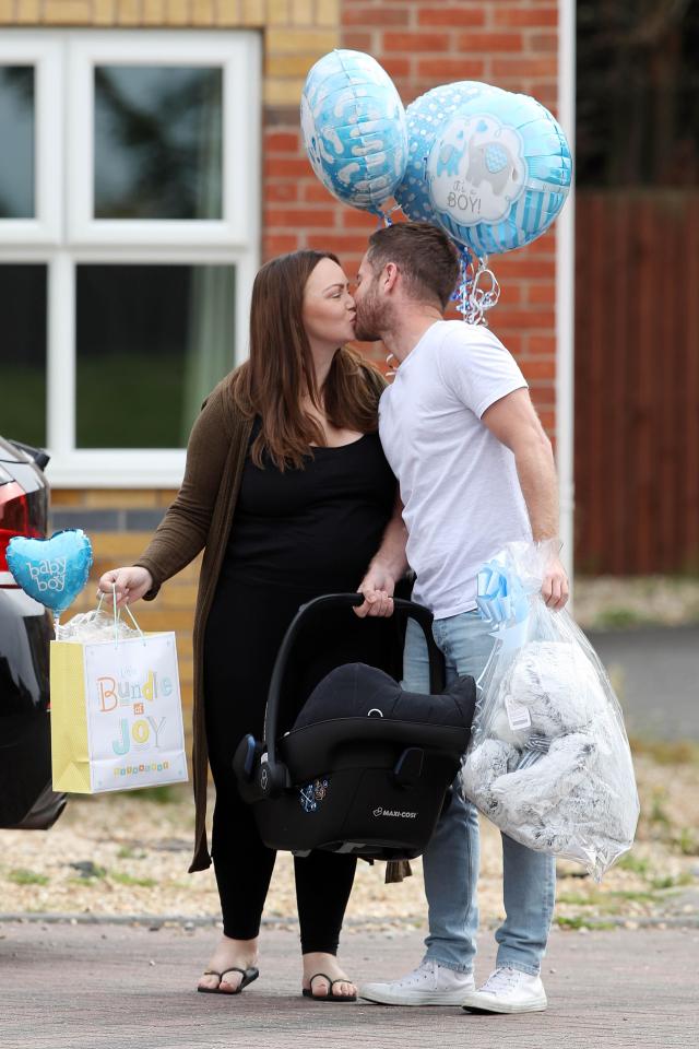  Chanelle shared a kiss with boyfriend Ryan Oates as they carried their son to the house