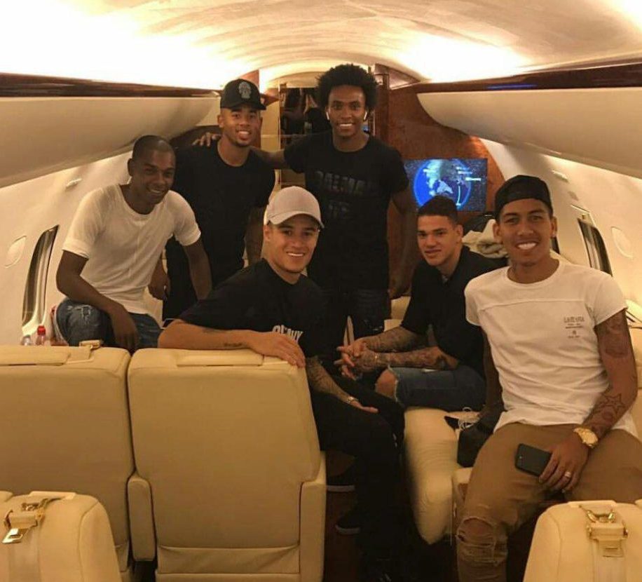  Fernandinho posted a picture of City and Liverpool stars like Philippe Coutinho flying back to England