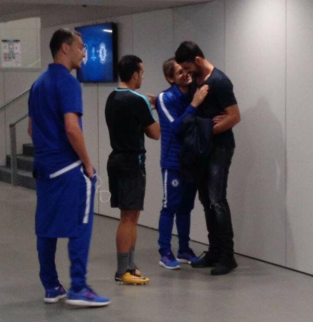  Diego Costa shares a hug with Gianluca Conte and talks to Pedro and Davide Zappacosta