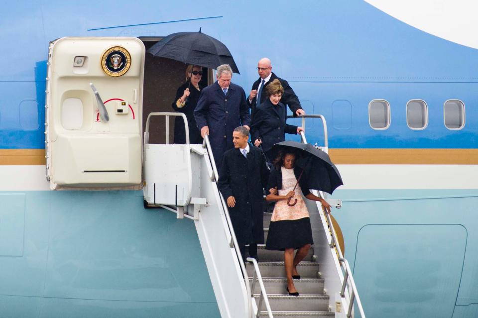  Barack Obama, Michelle Obama, George W. Bush, Laura Bush and Hilary Clinton arrive at the Waterkloof Air Force Base Airport in 2013