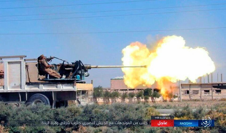  An ISIS gun-mounted vehicle firing at Syrian troop in south eastern Raqqa, Syria