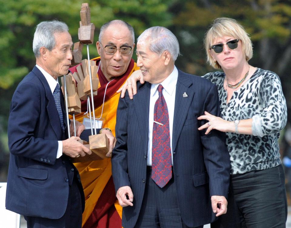  Taniguchi with Tibetan spiritual leader the Dalai Lam at the Peace Memorial Park in Hiroshima