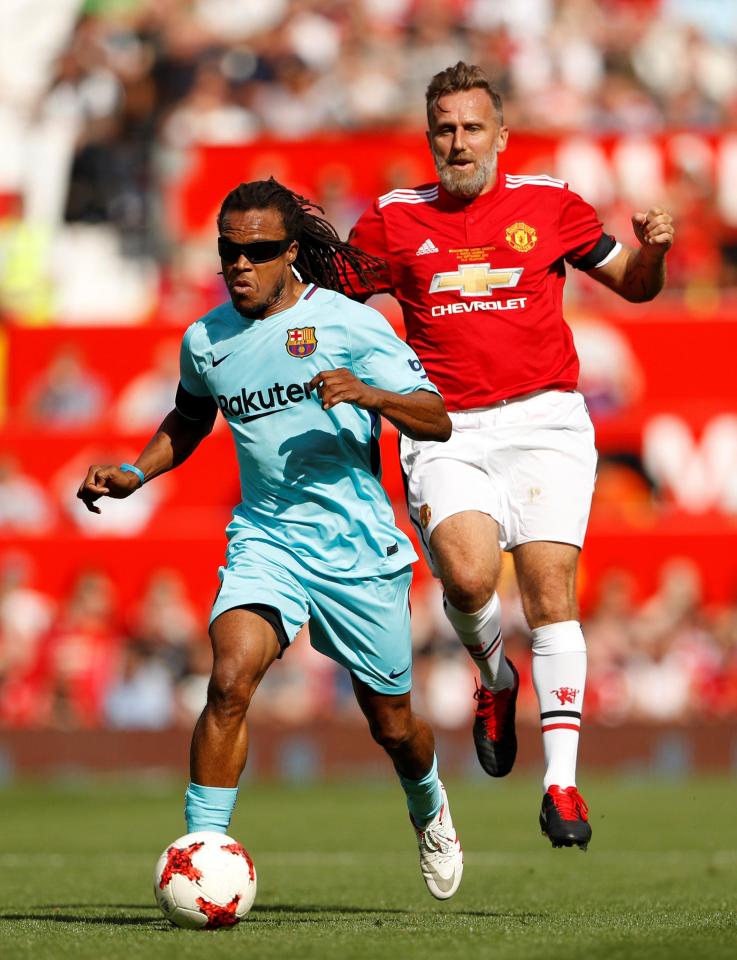  Karel Poborsky tries to get to grips with Barcelona's Edgar Davids