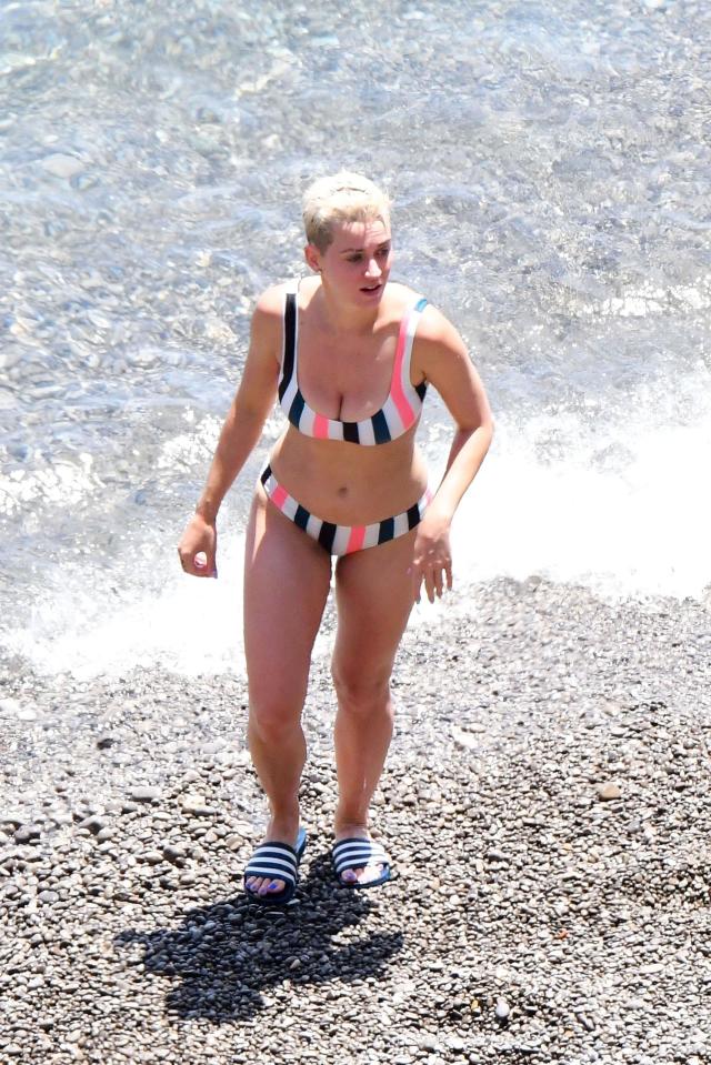 Katy showed off her famous curves in the colourful two piece 