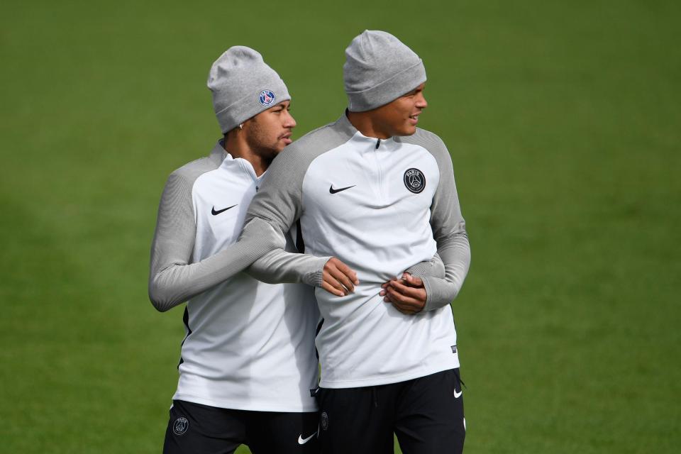  Neymar and Silva getting close during training