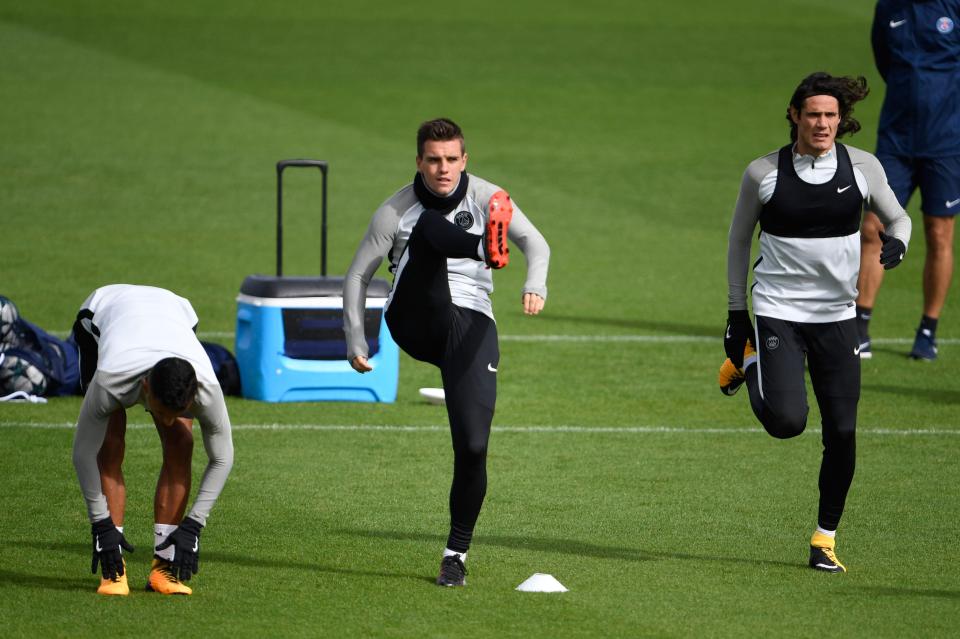  Edinson Cavani, Giovanni and Lo Celso limber up ahead of Champions League fixture