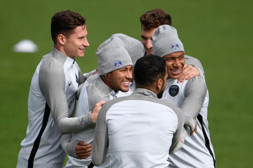  Draxler fools around at training with Neymar and Kylian Mbappe