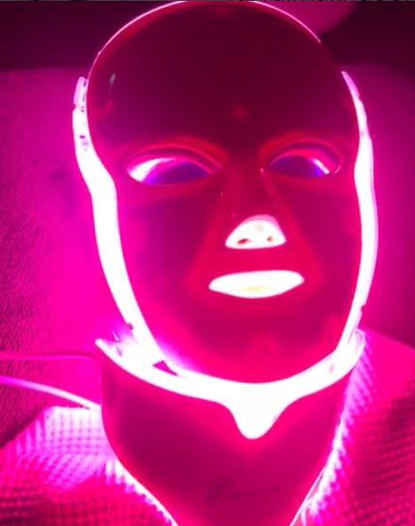  Faryal Makhdoom posted pictures of herself having a bizarre LED mask facial to social media