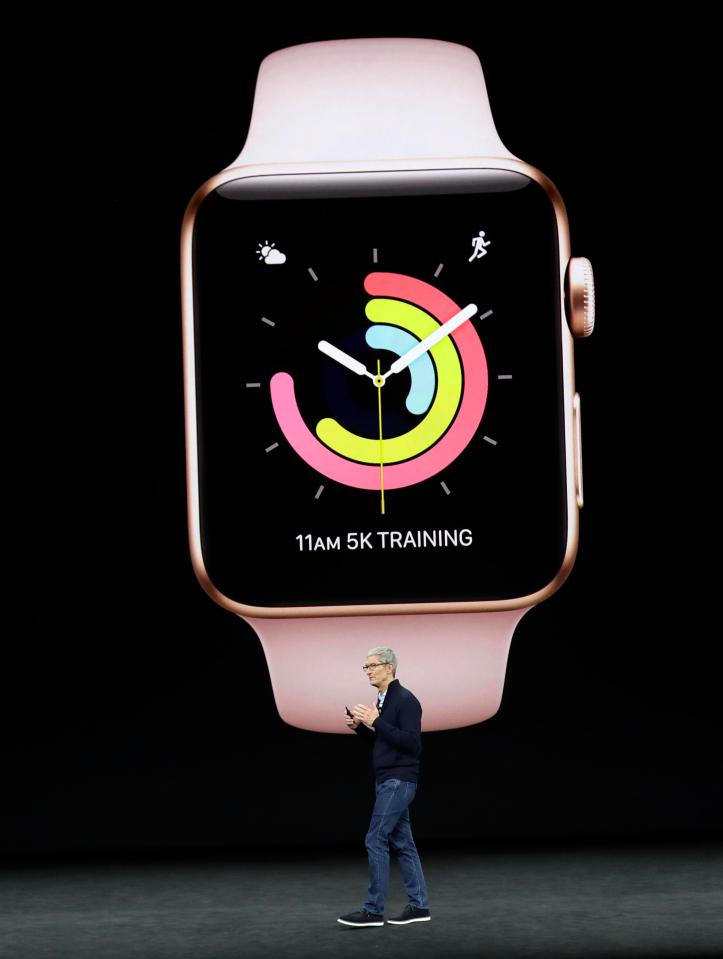  Tim Cook shows off some of the fitness features in the new Watch