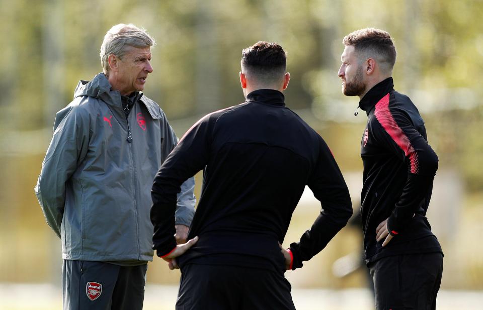  Wenger talks to Shkodran Mustafi and Sead Kolasinac