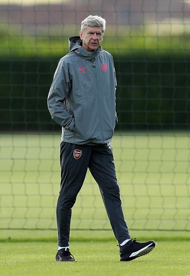  Wenger patrols the training ground as his players get to work