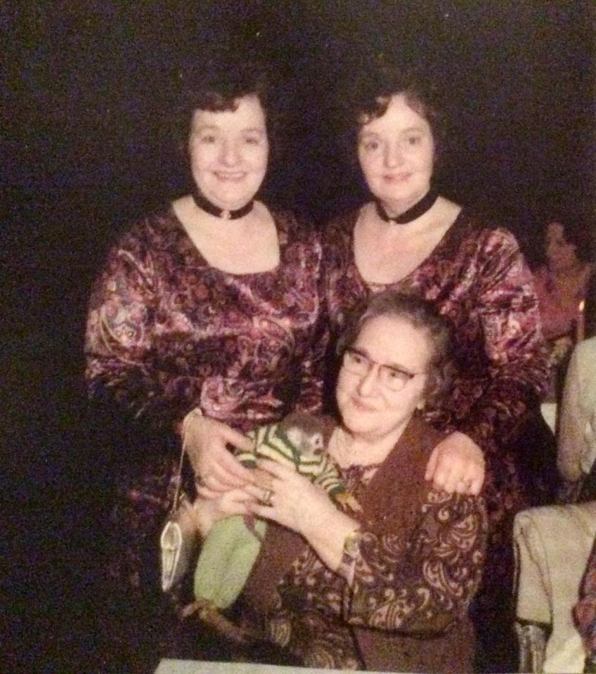  Gwen and Maureen with their mum Rosie, pictured front