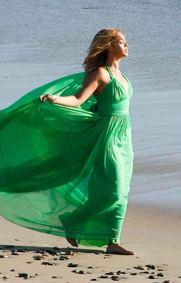  The star's dress caught the wind and billowed behind her as she strolled on the sand back in 2009