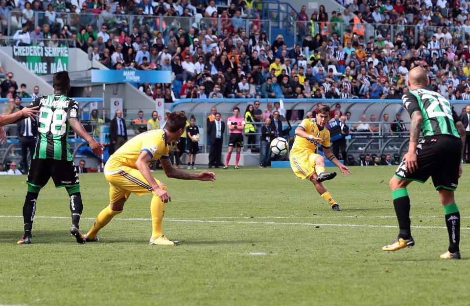  Paulo Dybala fires in sublime free-kick to complete his hat-trick against Sassuolo