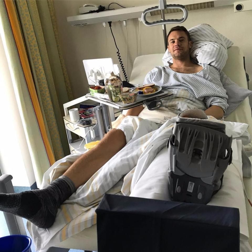  Manuel Neuer posted an updated from his hospital bed after his ankle surgery