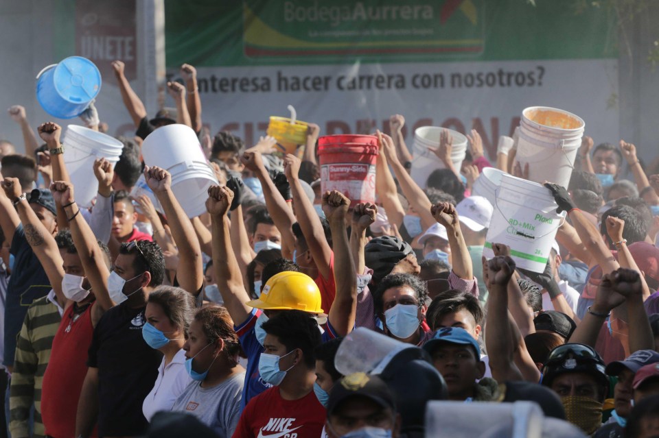 Hundreds of Mexicans offer their support to rescue those trapped from collapsed buildings 