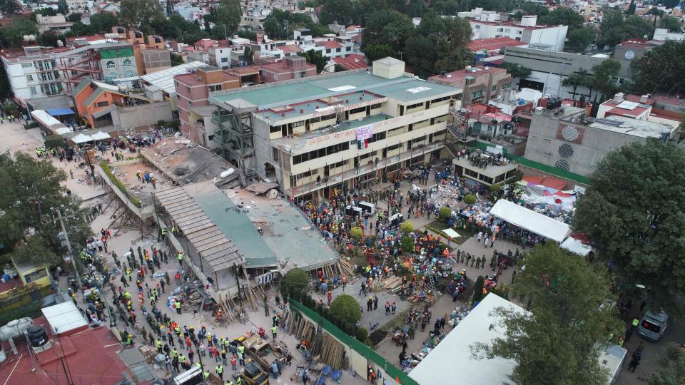  Hundreds of rescue workers are continuing their search to find trapped children inside Enrique Rébsamen primary school in Mexico City's southern Coapa district