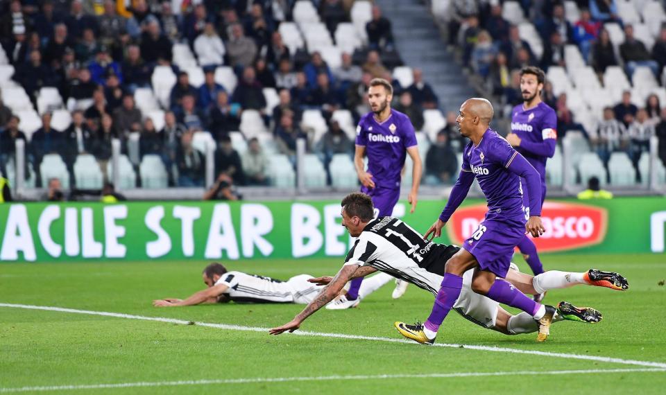  Mario Mandzukic netted for Juventus to help keep them at the top of Serie A