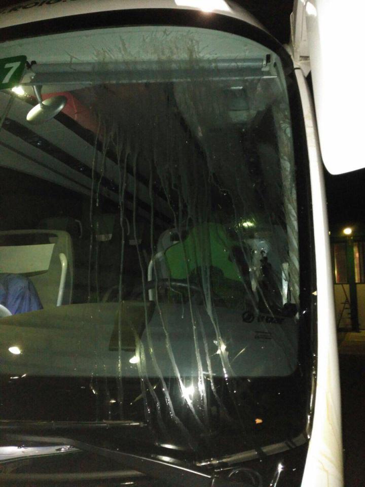  This tourist coach was pelted with eggs by an unknown group