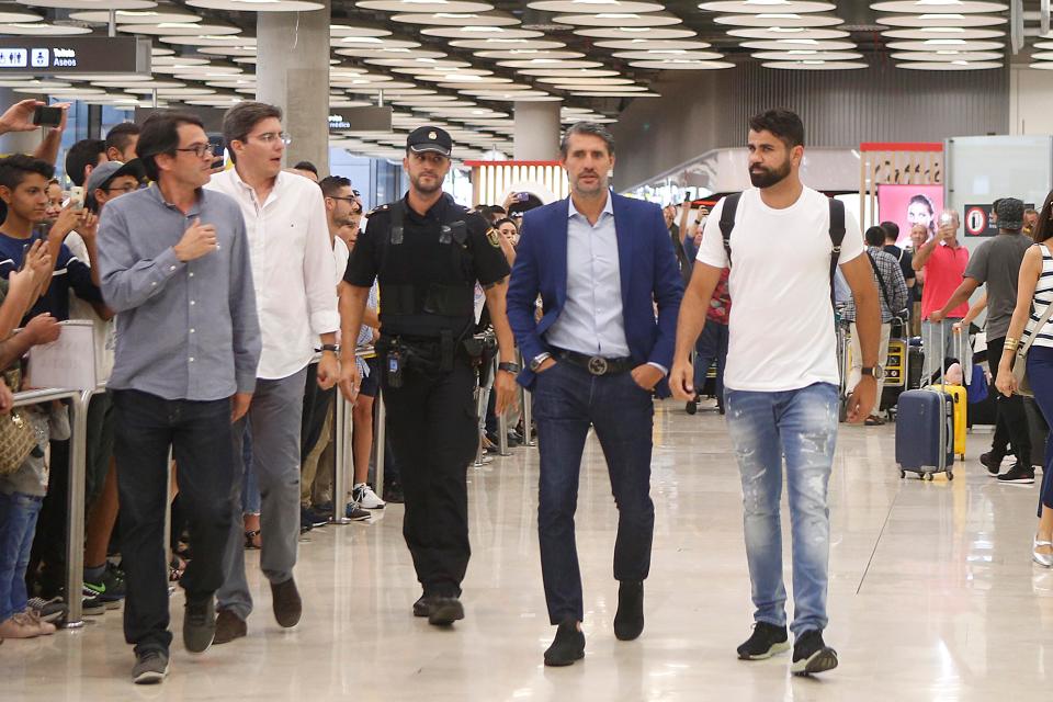  Diego Costa arrived to hundreds of fans chanting his name