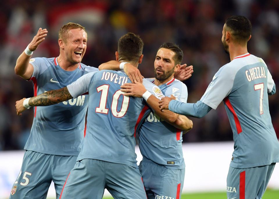  Stevan Jovetic (2-L) celebrates with his team-mates after scoring against Lille