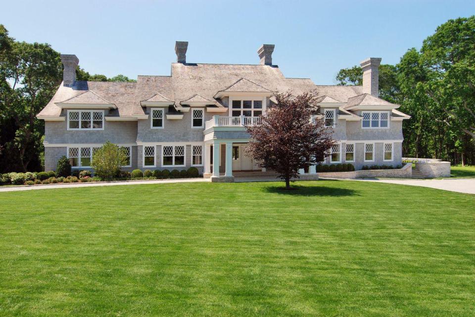  Set behind a 17 acre nature reserve, the house has the perfect amount of privacy for Queen Bey