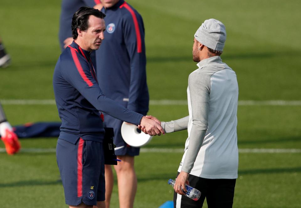  Neymar shakes hands with coach Unai Emery during training