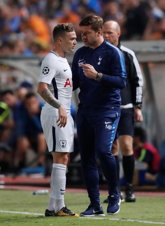 Tottenham manager Mauricio Pochettino gives some instructions to Kieran Trippier