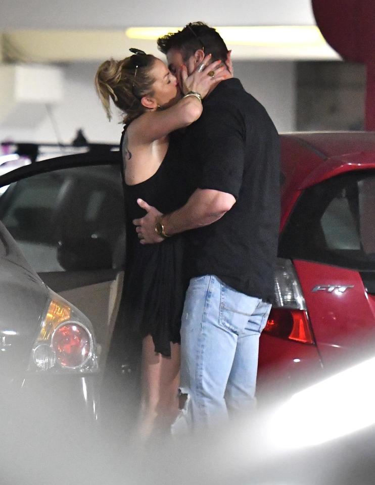  Sarah Harding kissing Chad Johnson who she may be moving in with in LA