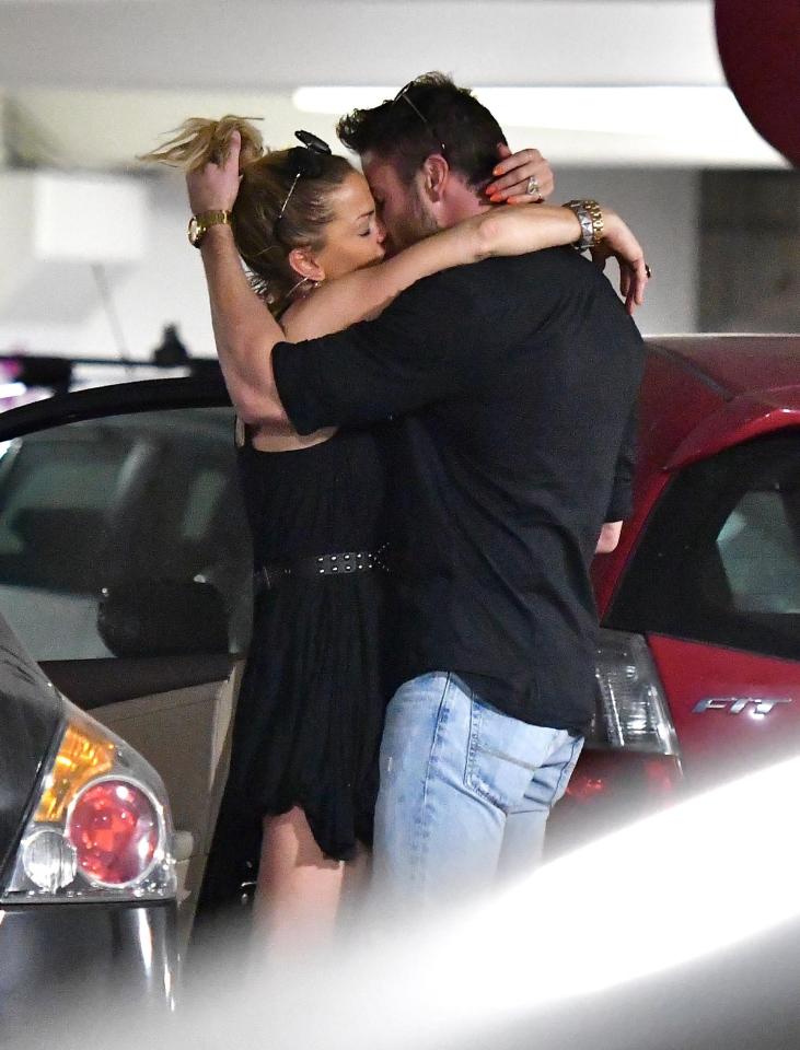  Sarah Harding kisses Chad Johnson passionately after arriving to see him in LA