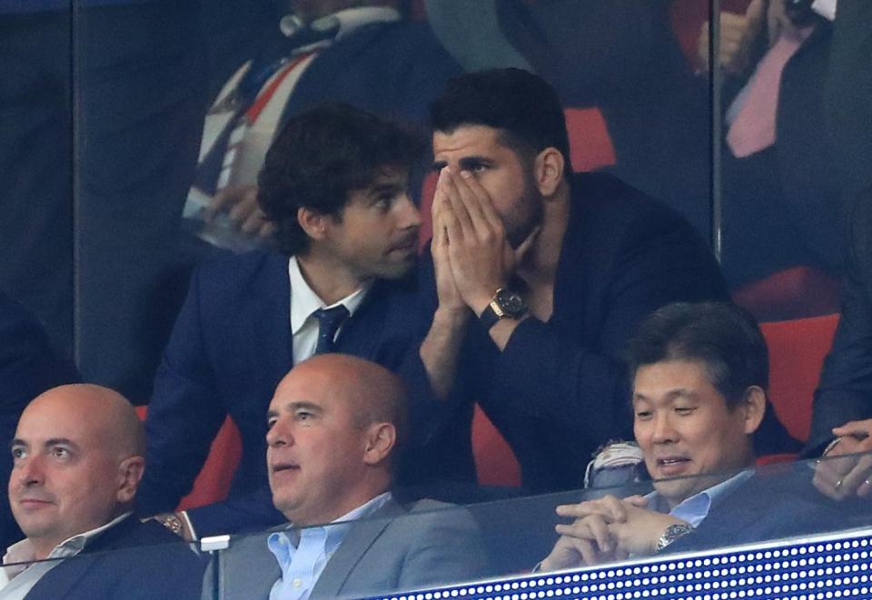  Diego Costa held his head in his hands after Chelsea scored a last-minute winner at Atletico