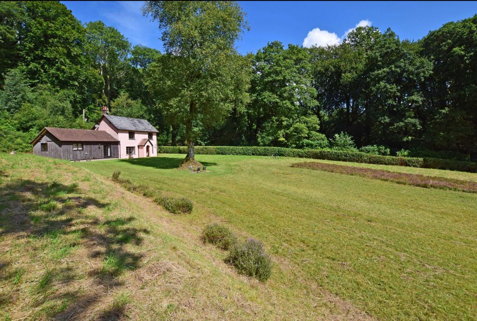  Colwell Wood Cottage sits in an area of outstanding natural beauty