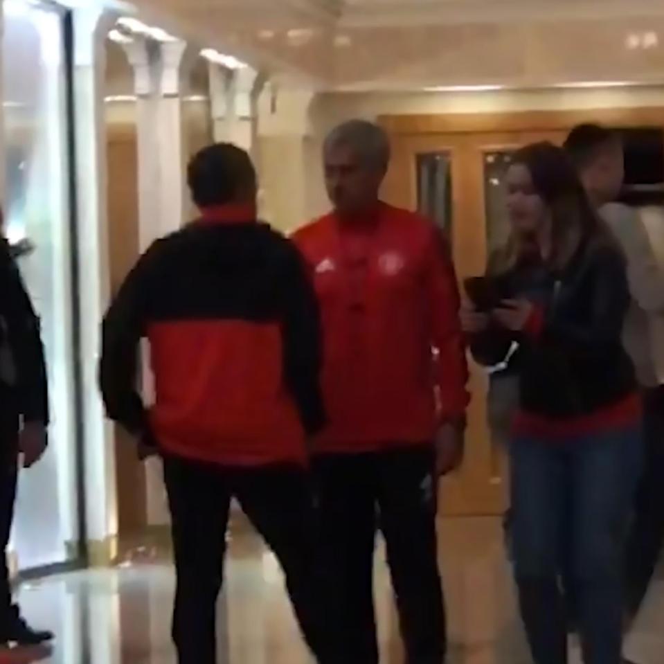  Fan Leisan Halilova tried to meet Jose Mourinho in a Moscow hotel